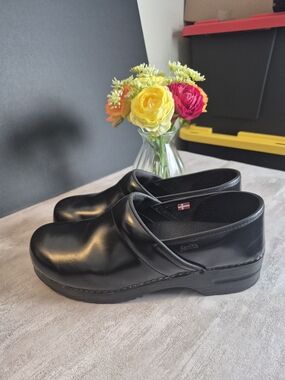 Sanita Black Slip-On Leather Clogs. Size 11.5-12